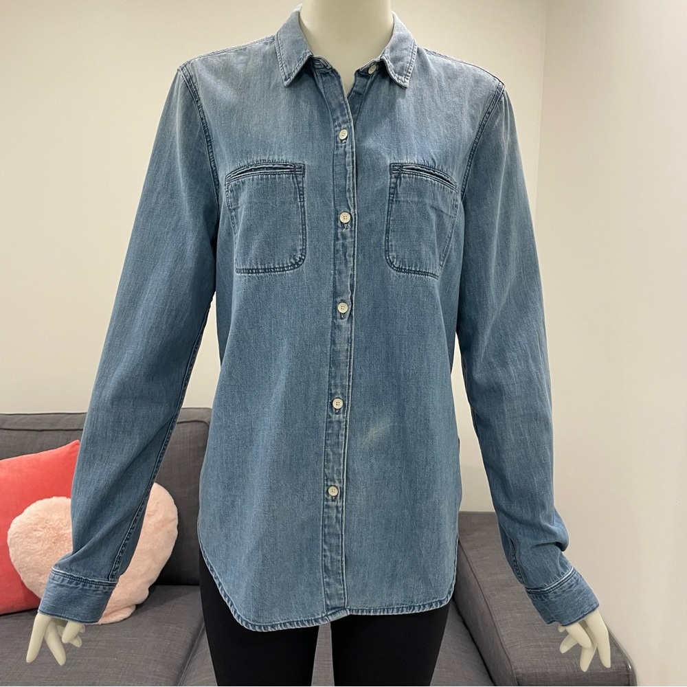 GAP Twin Pocket Denim Shirt with White Metal Buttons Size Medium Tall